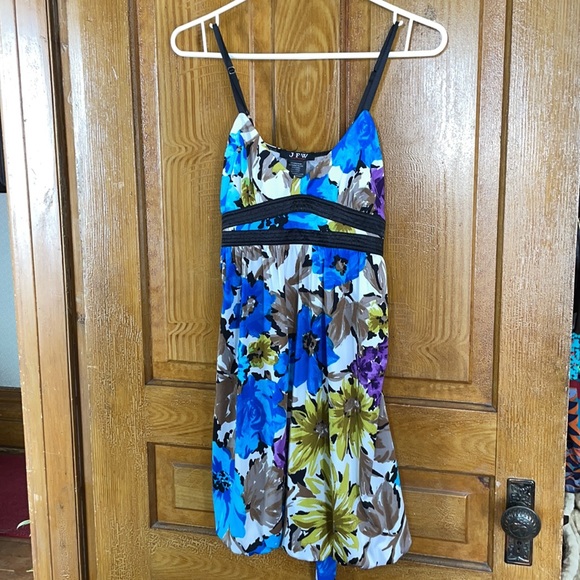 2/$30•So cute! Floral Bubble dress with tie at back - Picture 2 of 7
